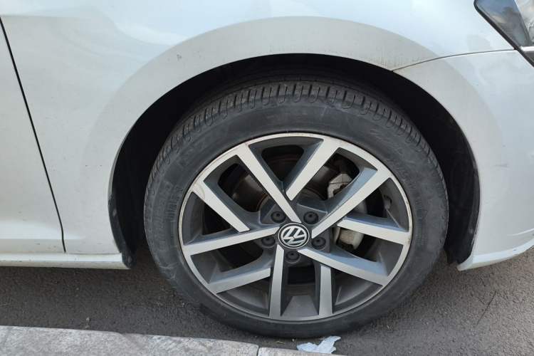 Used Volkswagen Golf 2020 Zhiai Edition 200TSI DSG Comfort Model Right Front Wheel Hub