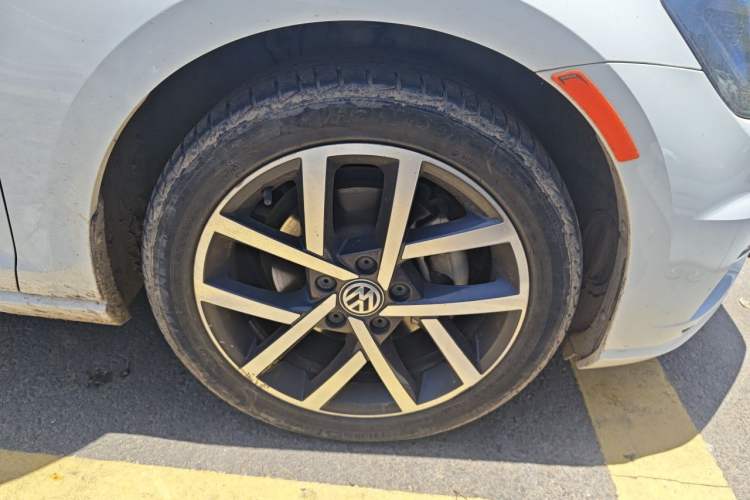 Used Volkswagen Golf 2020 Zhiai Edition 280TSI DSG Comfort Model Right Front Wheel Hub