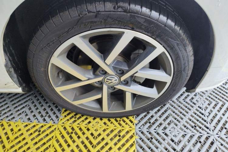 Used Volkswagen Golf 2020 Zhiai Edition 280TSI DSG Comfort Model Right Front Wheel Hub