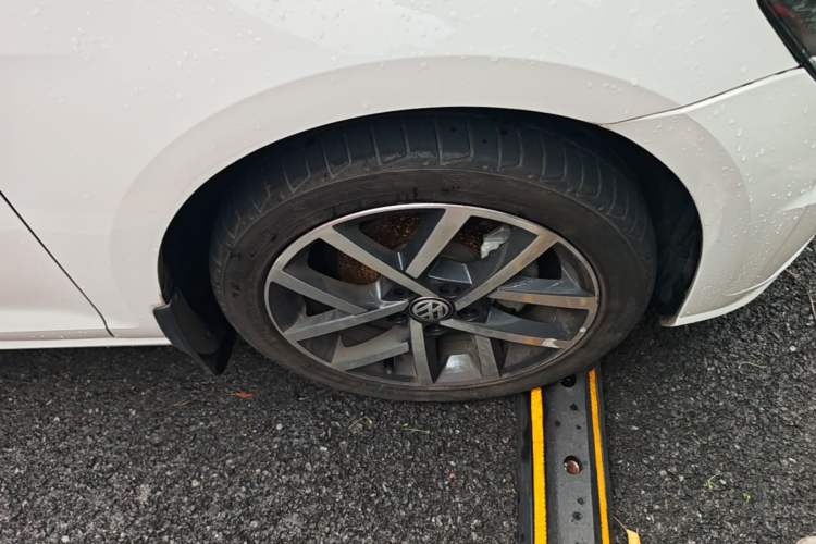 Used Volkswagen Golf 2020 Zhiai Edition 200TSI DSG Comfortable & Ambitious Version Right Front Wheel Hub