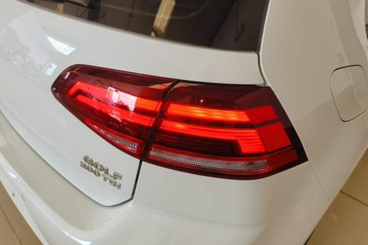 Used Volkswagen Golf 2020 Zhiai Edition 200TSI DSG Comfortable & Ambitious Version Right Rear Taillight