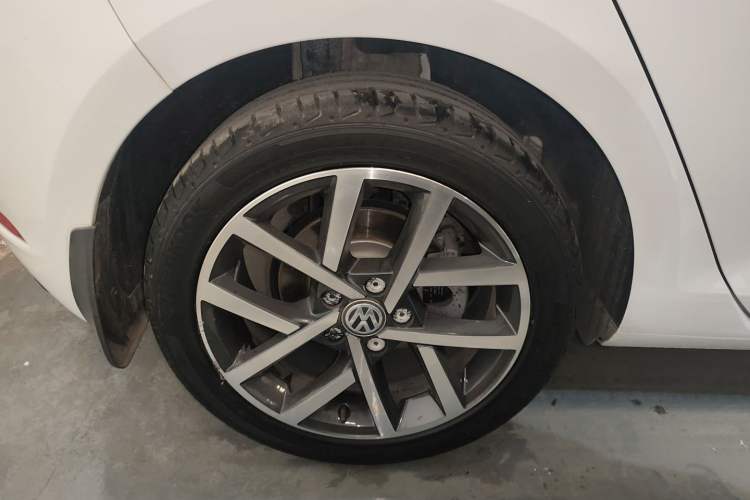 Used Volkswagen Golf 2020 Zhiai Edition 280TSI DSG Comfort Model Right Rear Wheel Hub
