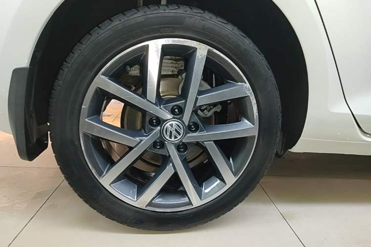 Used Volkswagen Golf 2020 Zhiai Edition 200TSI DSG Comfortable & Ambitious Version Right Rear Wheel Hub