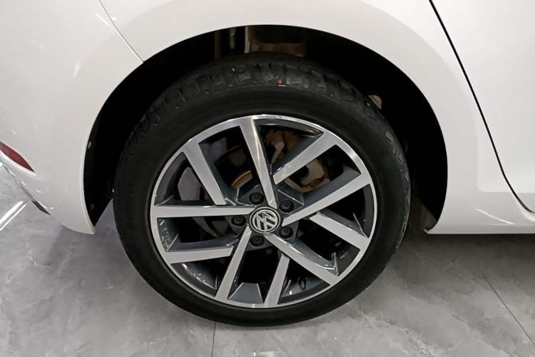 Used Volkswagen Golf 2020 Zhiai Edition 200TSI DSG Comfortable & Ambitious Version Right Rear Wheel Hub