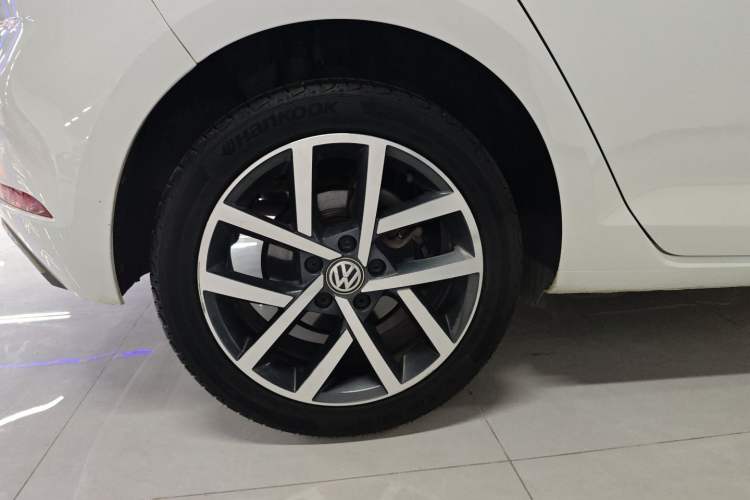 Used Volkswagen Golf 2020 Zhiai Edition 200TSI DSG Comfortable & Ambitious Version Right Rear Wheel Hub