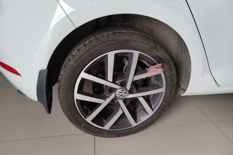 Used Volkswagen Golf 2020 Zhiai Edition 200TSI DSG Comfortable & Ambitious Version Right Rear Wheel Hub
