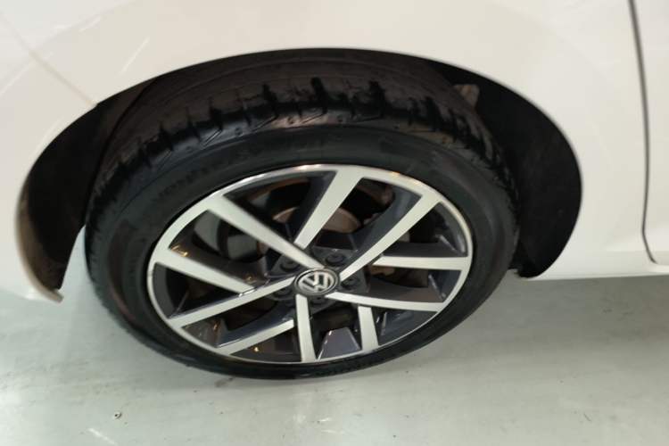 Used Volkswagen Golf 2020 Zhiai Edition 280TSI DSG Comfort Model Right Rear Wheel Hub