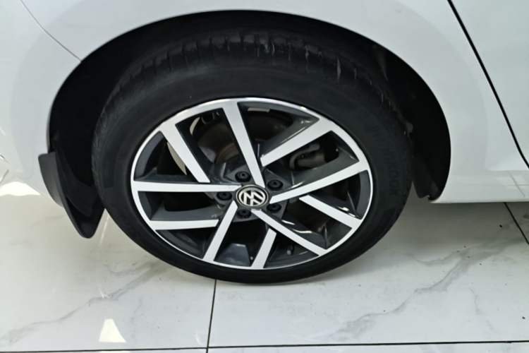 Used Volkswagen Golf 2020 Zhiai Edition 280TSI DSG Comfort Model Right Rear Wheel Hub