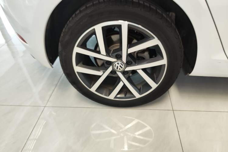 Used Volkswagen Golf 2020 Zhiai Edition 280TSI DSG Comfort Model Right Rear Wheel Hub