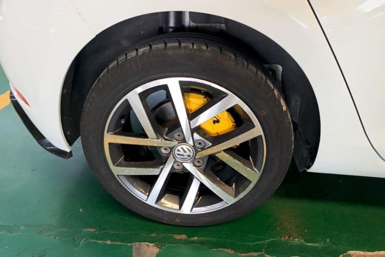 Used Volkswagen Golf 2020 Zhiai Edition 200TSI DSG Comfortable & Ambitious Version Right Rear Wheel Hub