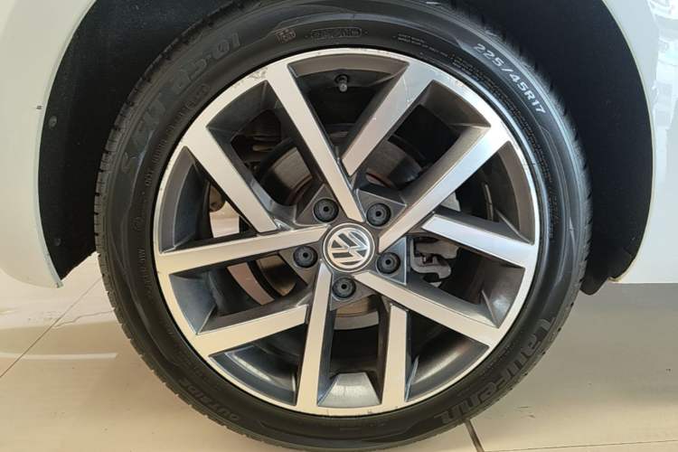 Used Volkswagen Golf 2020 Zhiai Edition 280TSI DSG Comfort Model Right Rear Wheel Hub