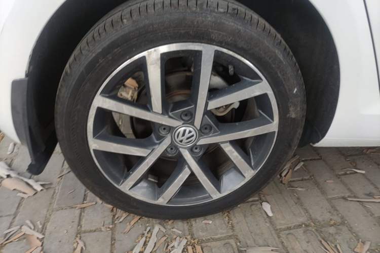Used Volkswagen Golf 2020 Zhiai Edition 200TSI DSG Comfortable & Ambitious Version Right Rear Wheel Hub