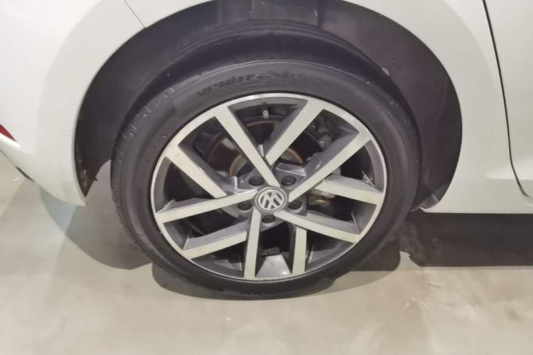 Used Volkswagen Golf 2020 Zhiai Edition 280TSI DSG Comfort Model Right Rear Wheel Hub