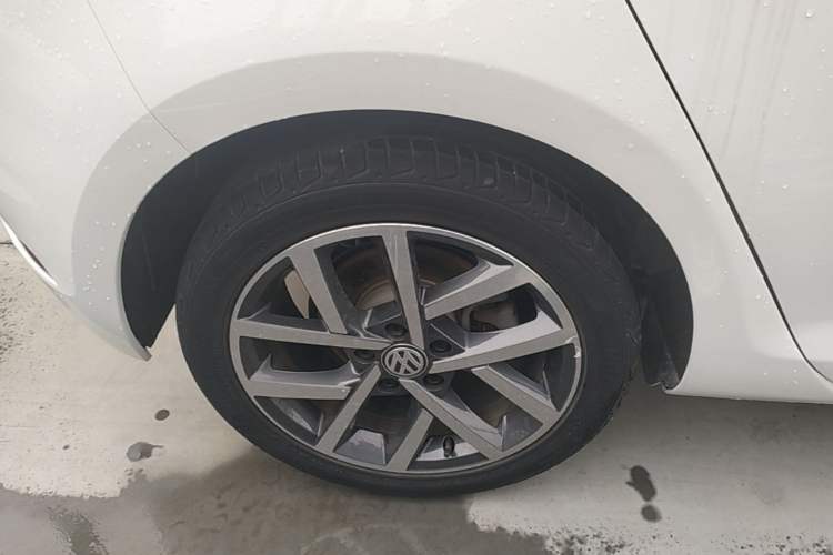 Used Volkswagen Golf 2020 Zhiai Edition 280TSI DSG Comfort Model Right Rear Wheel Hub