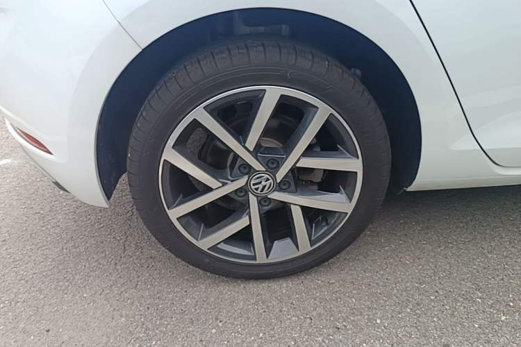 Used Volkswagen Golf 2020 Zhiai Edition 280TSI DSG Comfort Model Right Rear Wheel Hub