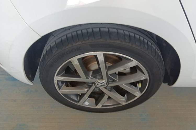 Used Volkswagen Golf 2020 Zhiai Edition 280TSI DSG Comfort Model Right Rear Wheel Hub
