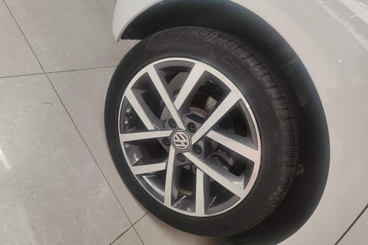 Used Volkswagen Golf 2020 Zhiai Edition 280TSI DSG Luxury Model Right Rear Wheel Hub