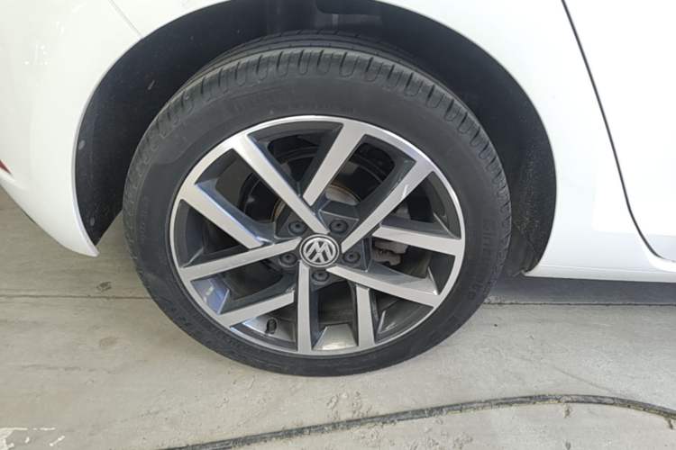 Used Volkswagen Golf 2020 280TSI DSG Comfort Version Right Rear Wheel Hub