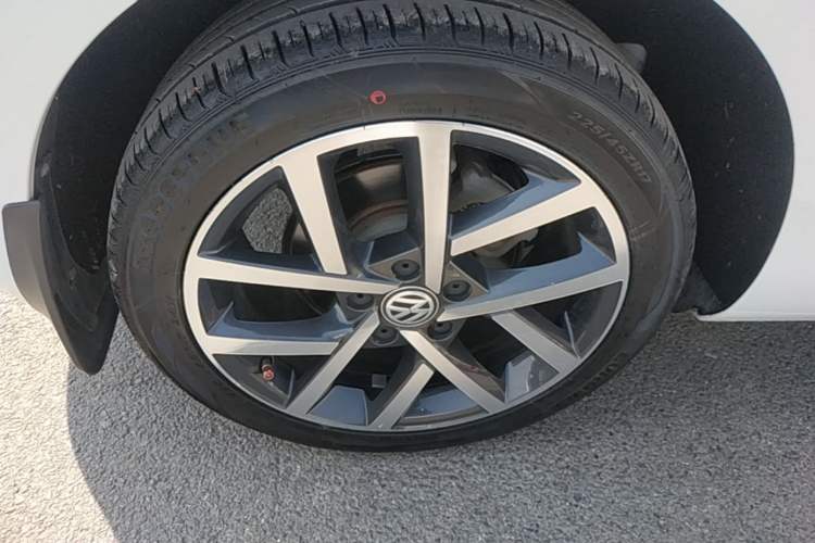 Used Volkswagen Golf 2020 Zhiai Edition 200TSI DSG Comfortable & Ambitious Version Right Rear Wheel Hub