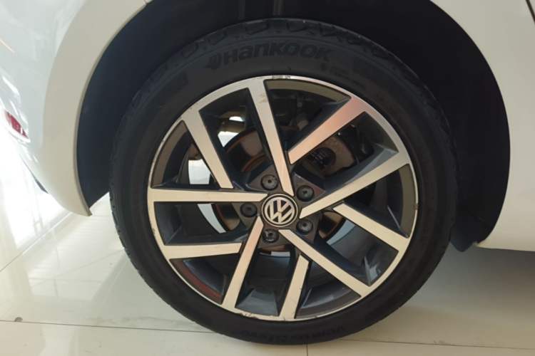 Used Volkswagen Golf 2020 Zhiai Edition 200TSI DSG Comfortable & Ambitious Version Right Rear Wheel Hub