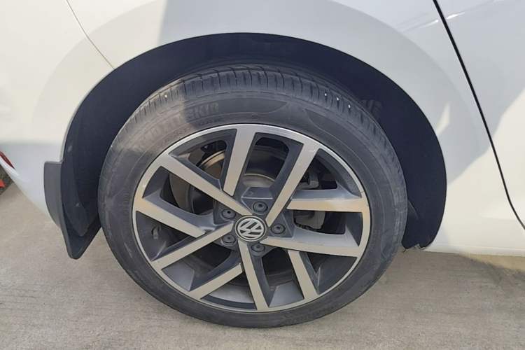Used Volkswagen Golf 2020 Zhiai Edition 280TSI DSG Comfort Model Right Rear Wheel Hub