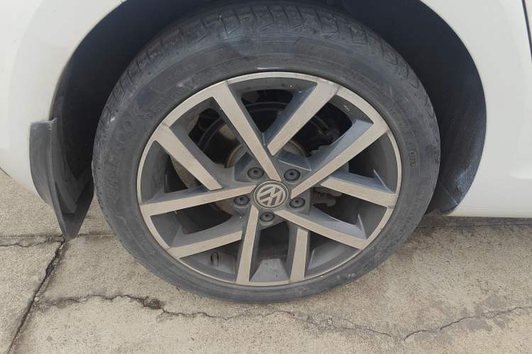 Used Volkswagen Golf 2020 Zhiai Edition 280TSI DSG Comfort Model Right Rear Wheel Hub