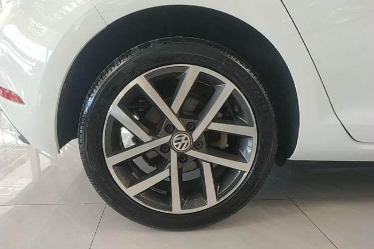 Used Volkswagen Golf 2020 Zhiai Edition 280TSI DSG Comfort Model Right Rear Wheel Hub