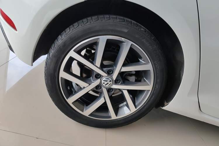 Used Volkswagen Golf 2020 Zhiai Edition 280TSI DSG Comfort Model Right Rear Wheel Hub