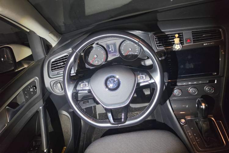Used Volkswagen Golf 2020 Zhiai Edition 280TSI DSG Comfort Model Steering Wheel