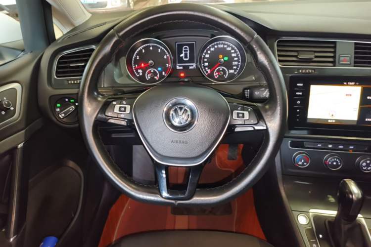 Used Volkswagen Golf 2020 Zhiai Edition 200TSI DSG Comfortable & Ambitious Version Steering Wheel