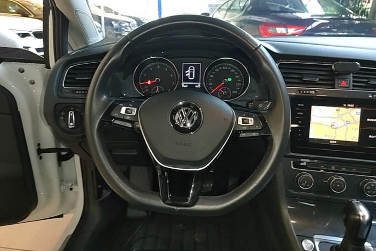 Used Volkswagen Golf 2020 Zhiai Edition 200TSI DSG Comfortable & Ambitious Version Steering Wheel