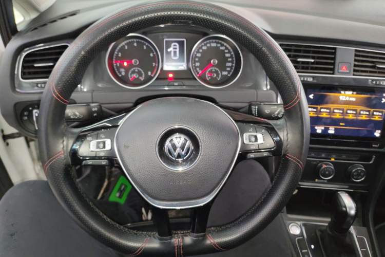 Used Volkswagen Golf 2020 Zhiai Edition 200TSI DSG Comfortable & Ambitious Version Steering Wheel