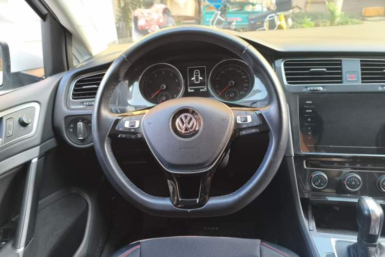 Used Volkswagen Golf 2020 Zhiai Edition 200TSI DSG Comfortable & Ambitious Version Steering Wheel