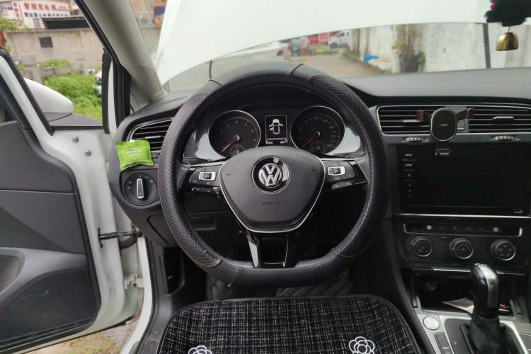 Used Volkswagen Golf 2020 Zhiai Edition 200TSI DSG Comfort Model Steering Wheel