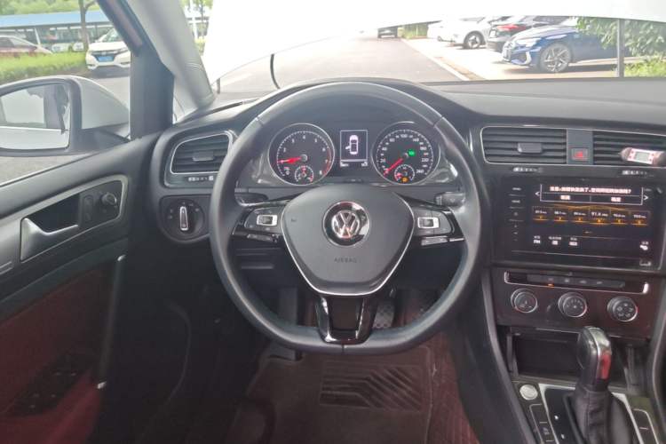 Used Volkswagen Golf 2020 Zhiai Edition 200TSI DSG Comfortable & Ambitious Version Steering Wheel