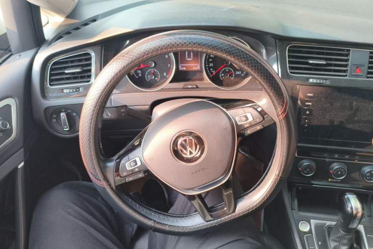 Used Volkswagen Golf 2020 Zhiai Edition 200TSI DSG Comfortable & Ambitious Version Steering Wheel