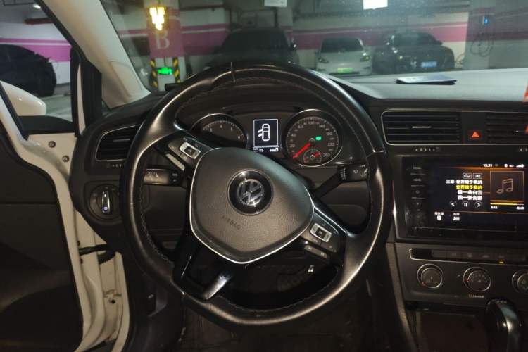 Used Volkswagen Golf 2020 Zhiai Edition 280TSI DSG Comfort Model Steering Wheel