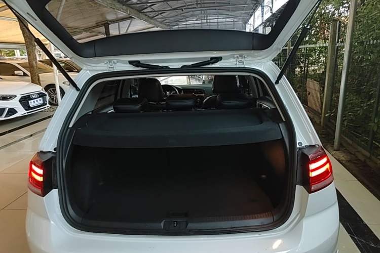 Used Volkswagen Golf 2020 Zhiai Edition 200TSI DSG Comfortable & Ambitious Version Trunk