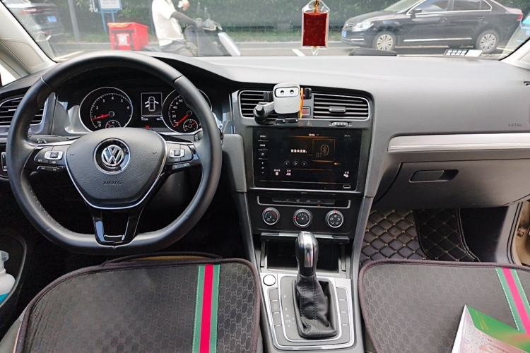 Used Volkswagen Golf 2020 Zhiai Edition 280TSI DSG Comfort Model Center Console