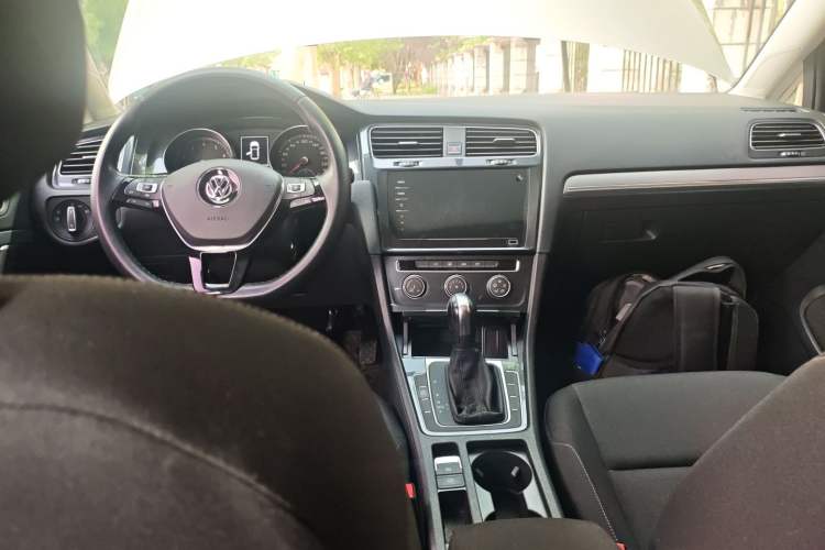 Used Volkswagen Golf 2020 200TSI DSG Comfortable and Ambitious Edition Center Console
