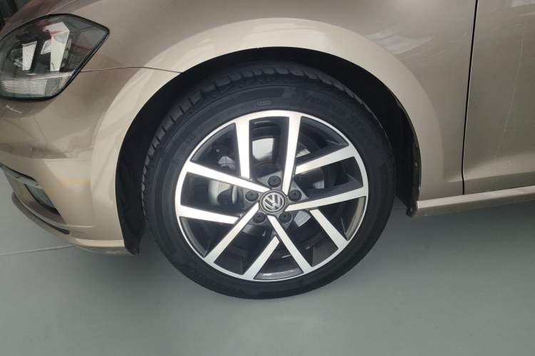 Used Volkswagen Golf 2020 Zhiai Edition 280TSI DSG Comfort Model Left Front Wheel Hub