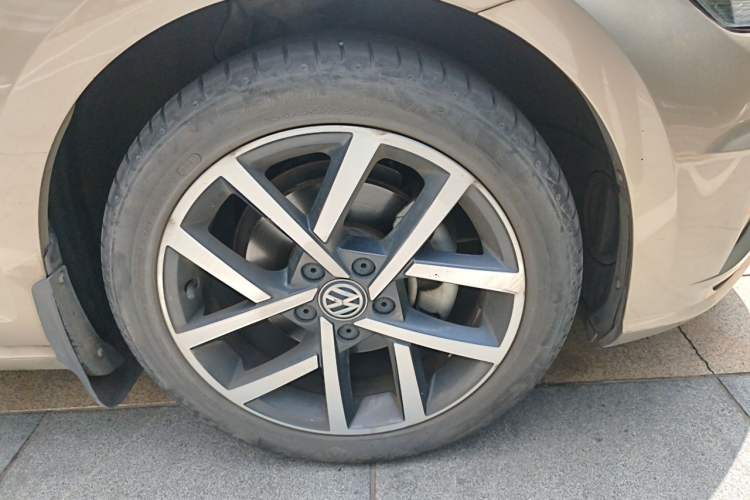 Used Volkswagen Golf 2020 Zhiai Edition 280TSI DSG Comfort Model Right Front Wheel Hub