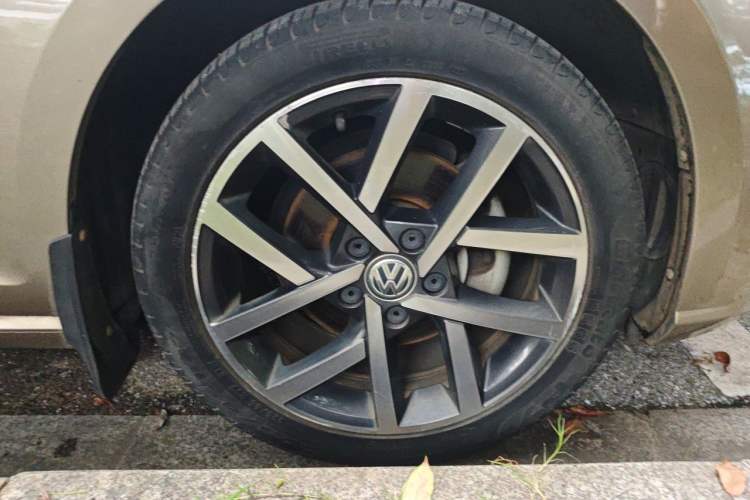 Used Volkswagen Golf 2020 Zhiai Edition 200TSI DSG Comfortable & Ambitious Version Right Front Wheel Hub