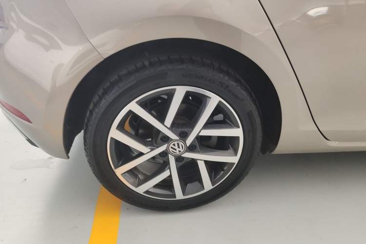 Used Volkswagen Golf 2020 Zhiai Edition 280TSI DSG Comfort Model Right Rear Wheel Hub