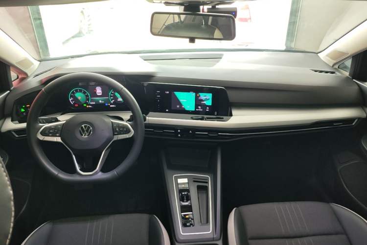 Used Volkswagen Golf 2021 200TSI DSG Pro Center Console