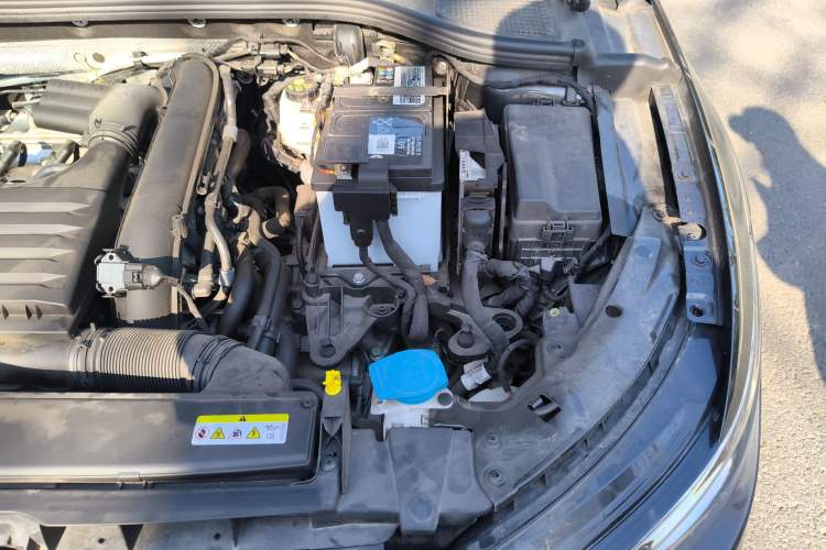 Used Volkswagen Golf 2021 280TSI DSG R-Line Engine Bay Left