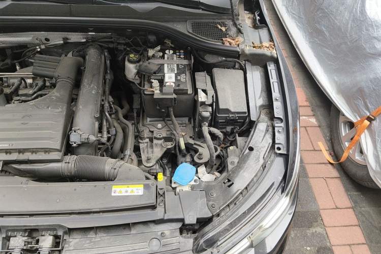 Used Volkswagen Golf 2021 280TSI DSG R-Line Engine Bay Left