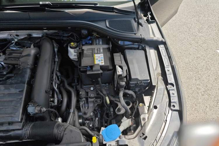 Used Volkswagen Golf 2021 280TSI DSG R-Line Engine Bay Left