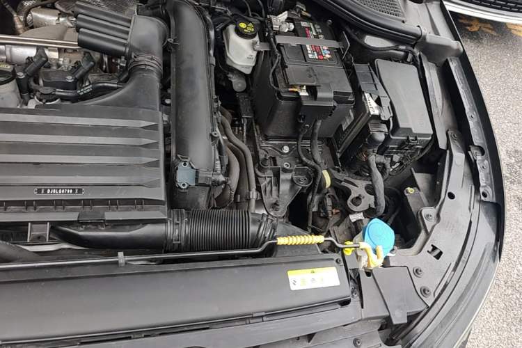 Used Volkswagen Golf 2021 280TSI DSG R-Line Engine Bay Left