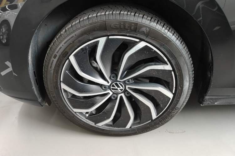 Used Volkswagen Golf 2021 280TSI DSG Pro First Edition Left Front Wheel Hub